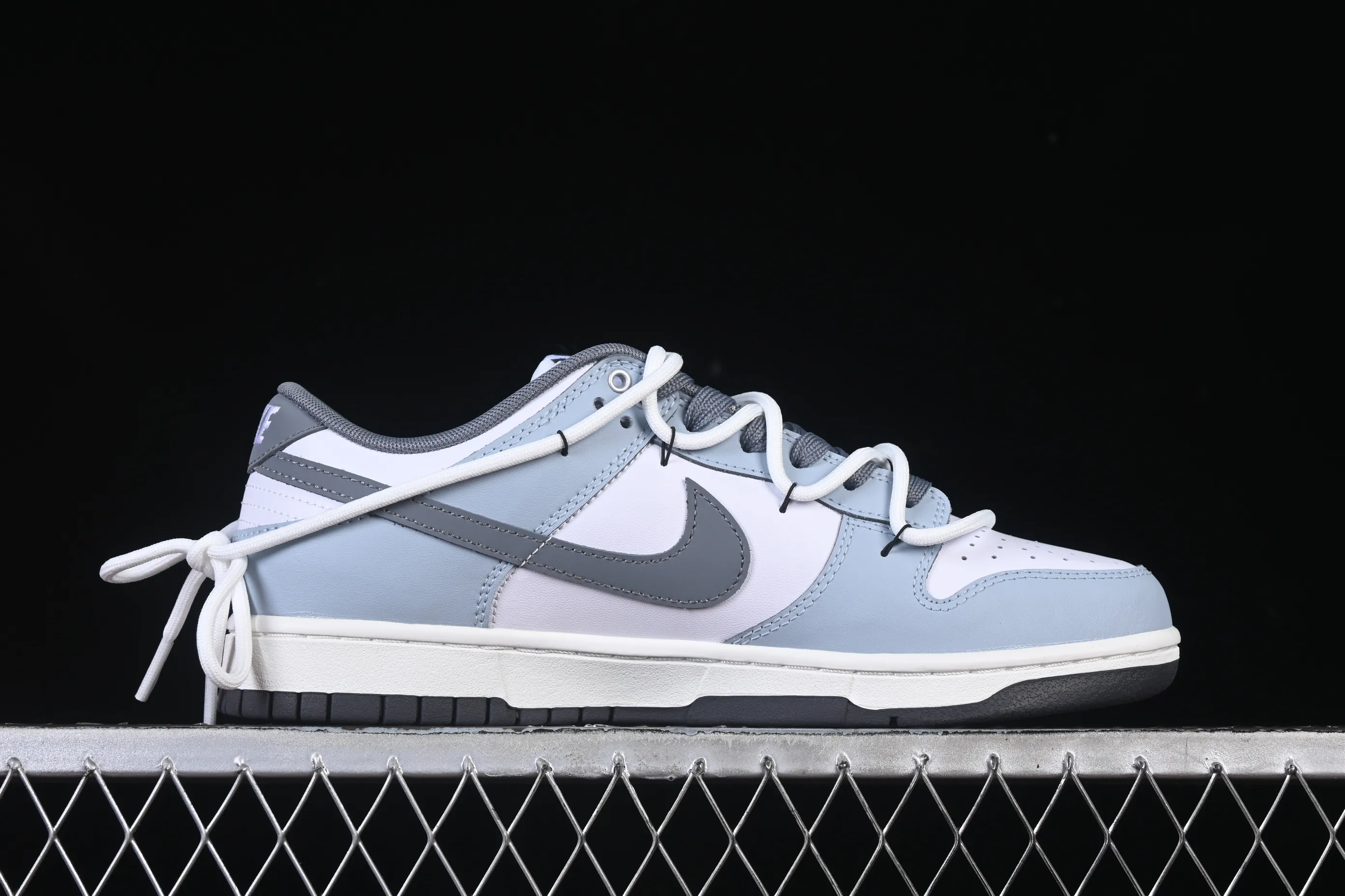 All categories Nk SB Dunk Series Nk SB Dunk Low High-end customized low-top sneakers Nike SB Dunk Low "Just Do it" white and blue straps Anniversary high-end customized low-top casual sneakers BG0510-058